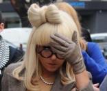 Lady Gaga a presque inventé le concept !  Ses sorties, de jour comme de nuit, se font jambes nues ! 