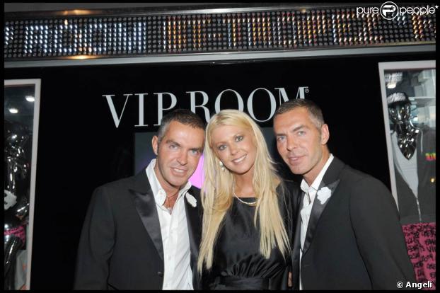 Tara Reid, entourée de Dean et Dan Caten, à l'occasion de la soirée DSquared, qui s'est tenue au VIP Room de Saint-Tropez, le 25 juillet 2009 !