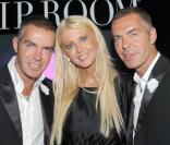 Tara Reid, entourée de Dean et Dan Caten, à l'occasion de la soirée DSquared, qui s'est tenue au VIP Room de Saint-Tropez, le 25 juillet 2009 !