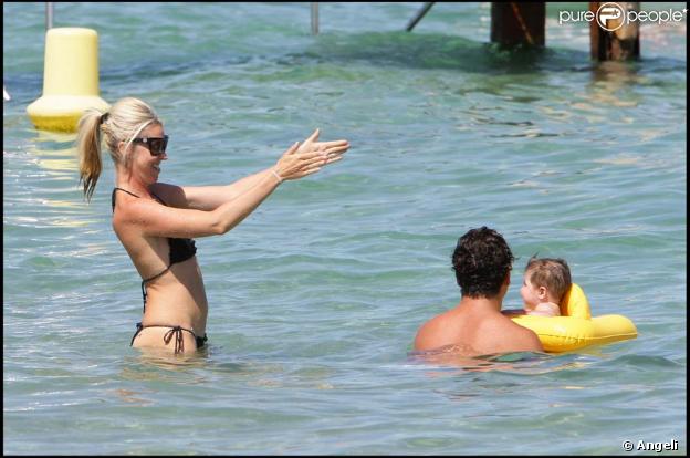Tamara Beckwith, en vacances avec son mari Giorgio Veroni, et leur adorable bébé, à Saint-Tropez, le 26 juillet 2009 !