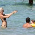 La charmante Tamara Beckwith à Saint-Trop'... batifole avec mari et bébé dans la mer azur !