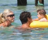 Tamara Beckwith, en vacances avec son mari Giorgio Veroni, et leur adorable bébé, à Saint-Tropez, le 26 juillet 2009 !