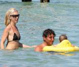 Tamara Beckwith, en vacances avec son mari Giorgio Veroni, et leur adorable bébé, à Saint-Tropez, le 26 juillet 2009 !