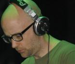 Moby, musicien de renom, reste un artiste proche de ses fans.