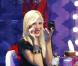 Tori Spelling se bichonne dans la vitrine d'un grand magasin devant tout le monde ! Regardez !