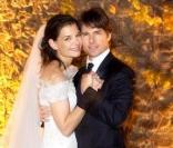 Tout à son image, Katie Holmes a choisi une robe de mariée simple et romantique. En boyfriend jean, en tailleur, en mini-short ou dans cette somptueuse création signée Armani, Katie est toujours aussi merveilleuse !  