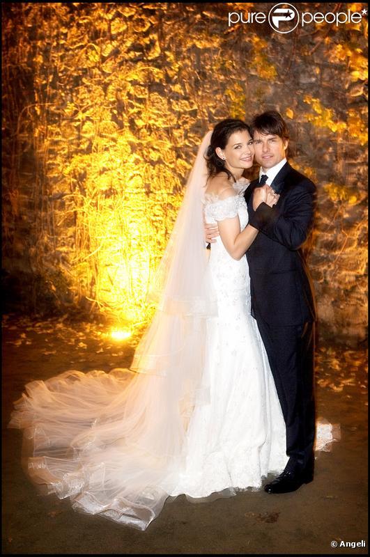 Tout à son image, Katie Holmes a choisi une robe de mariée simple et romantique. En boyfriend jean, en tailleur, en mini-short ou dans cette somptueuse création signée Armani, Katie est toujours aussi merveilleuse !  