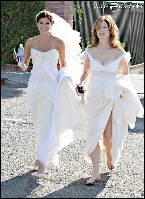 Dans Desperate Housewives, il y a pour tous les goûts ! Robe bustier pour Teri Hatcher contre décolleté pigeonnant pour Dana Delany, deux superbes mariées ! Mais qui sont les heureux élus ? 