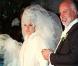 Céline Dion voulait un vrai mariage traditionnel. Et qui dit tradition dit... meringue ! Elle porte ici une magnifique création, très cintrée, signée Givenchy ! 