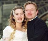 Pour son premier mariage avec Jim Threapleton, Kate Winslet nous rejoue Titanic dans cette création Alexander McQueen. Manches longues et décolleté pigeonnant, l'actrice nous prouve qu'on peut être classique... mais sexy ! 