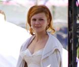 Robe bustier décolletée et volants au niveau de l'encollure, Kirsten Dunst a choisi la simplicité. En attendant son vrai mariage, la rouquine fait des essayages dans Spiderman 3 ! 