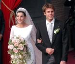Clotilde Courau a opté pour une version manche longue, aussi épurée qu'immaculée, avec une très longue traine de chez Valentino ! Un superbe modèle digne d'une princesse. 