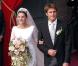 Clotilde Courau a opté pour une version manche longue, aussi épurée qu'immaculée, avec une très longue traine de chez Valentino ! Un superbe modèle digne d'une princesse. 