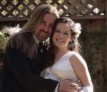 Très enceinte, Holly Marie Combs a trouvé une robe meringue adaptée à son joli ventre rond. La future maman est pleine de... charmed ! 