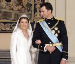 Pour épouser le Prince Felipe d'Espagne, Letizia Ortiz est apparue dans une robe signée Manuel Pertegaz dont la traîne mesurait plus de 4,5 mètres ! Les manches longues, Letizia les maitrise à merveille ! 