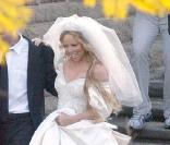 En parfaite reine du bling-bling, Mariah Carey a choisi une robe meringue pour les besoins d'un de ses clips. Frous frous et voiles sur la tête, la chanteuse est au top ! 