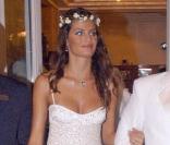 Le top Isabelli Fontana voulait absolument nous dévoiler son plus grand atout... ses jolies gambettes ! Elle a donc opté pour la robe de mariée micro-size à fines bretelles ! So sexy... 
