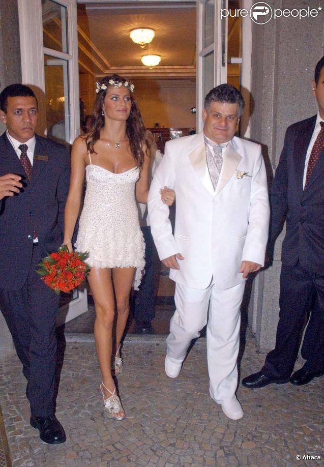 Le top Isabelli Fontana voulait absolument nous dévoiler son plus grand atout... ses jolies gambettes ! Elle a donc opté pour la robe de mariée micro-size à fines bretelles ! So sexy... 
