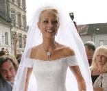Elodie Gossuin a opté pour un style néo-romantique et classique. Très simple, la miss a quand même stylisé sa robe avec des mitaines en dentelle ! Bien vu ! 