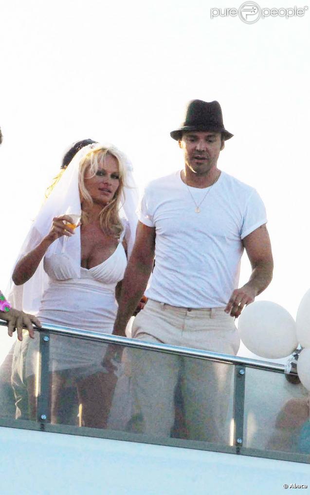 Pamela Anderson a le don de rendre chaque moment un peu plus vulgaire ! Et le mariage ne fait pas exception... Pour Pamela, exit la meringue et bienvenue au bikini et à la robe de plage ! 