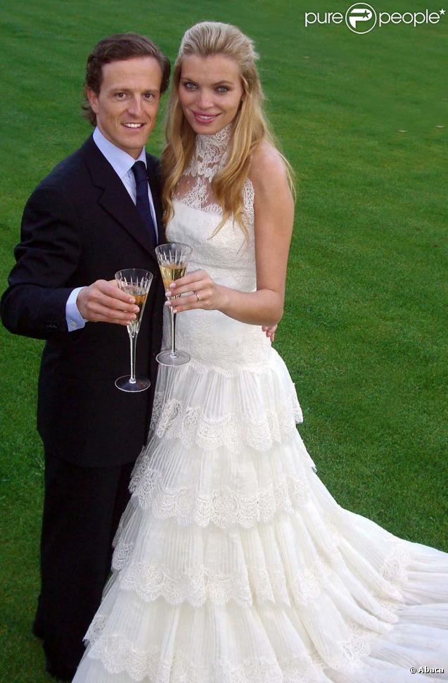 Esther Canadas a choisi une création de la styliste espagnole Rosa Clara - spécialisée en robe de mariée. Cette encolure en dentelle est très élégante... 
