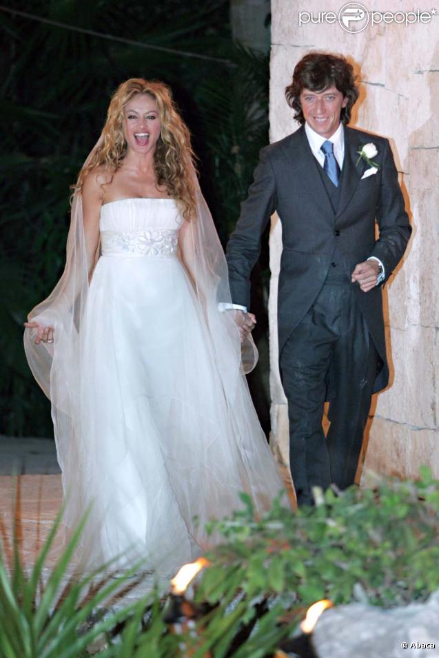 Loin de ses tenues courtes et sexy, Paulina Rubio a choisi une robe élégante et simplissime. Bustier, resserrée à la taille, façon corset, une tenue très classique. Mais la chanteuse a gardé sa chevelure de lionne ! 