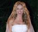 Loin de ses tenues courtes et sexy, Paulina Rubio a choisi une robe élégante et simplissime. Bustier, resserrée à la taille, façon corset, une tenue très classique. Mais la chanteuse a gardé sa chevelure de lionne ! 