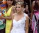 Pour les besoins d'un film, Denise Richards a enfilé une sublime robe de mariée. Unique bretelle faîte de plume blanche, et fente jusqu'en haut de la cuisse, cette robe a une allure... hollywoodienne ! 