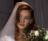 Sur les podiums de la Fashion Week italienne, Carla Bruni chosit la robe meringue et la traîne en tulle. Un style plutôt classique... 
