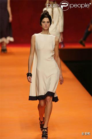  Mais pour donner sa main à Nicolas Sarkozy et devenir ainsi la Première Dame de France, Carla a opté pour une robe de mariée très tendance. Une création siglée Hermès ! 