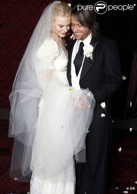 Nicole Kidman a opté pour une robe ivoire à une manche dessinée par Nicolas Ghesquiere, le directeur artistique de Balenciaga. Et aux pieds ? Des Louboutin, of course !