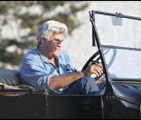 Jay Leno se balade dans les rues de Los Angeles au volant de sa vieille voiture