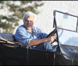 Jay Leno se balade dans les rues de Los Angeles au volant de sa vieille voiture
