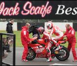 Le prince Harry monte derrière Randy Mamola sur sa Ducati, afin de faire un tour de Circuit de Domington Park