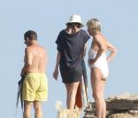Nicolas et Carla Bruni-Sarkozy, avec Marisa, la maman de Carla en vacances au Cap-Nègre, le 1er août 2009