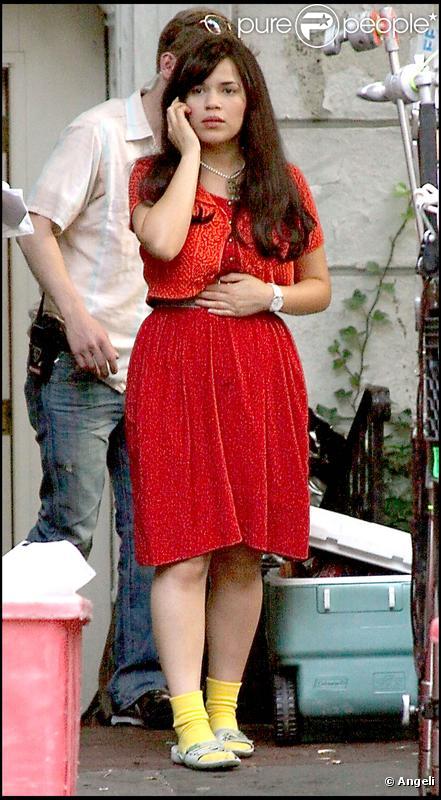 America Ferrera, de plus en plus jolie sur le tournage de la saison 4 d' Ugly Betty . 04/08/09