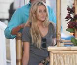 Stephanie Pratt, la belle héroïne de l'émission  The hills  en plein farniente sur la plage. 