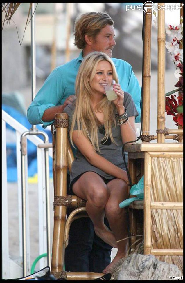 Stephanie Pratt, la belle héroïne de l'émission  The hills  en plein farniente sur la plage. 