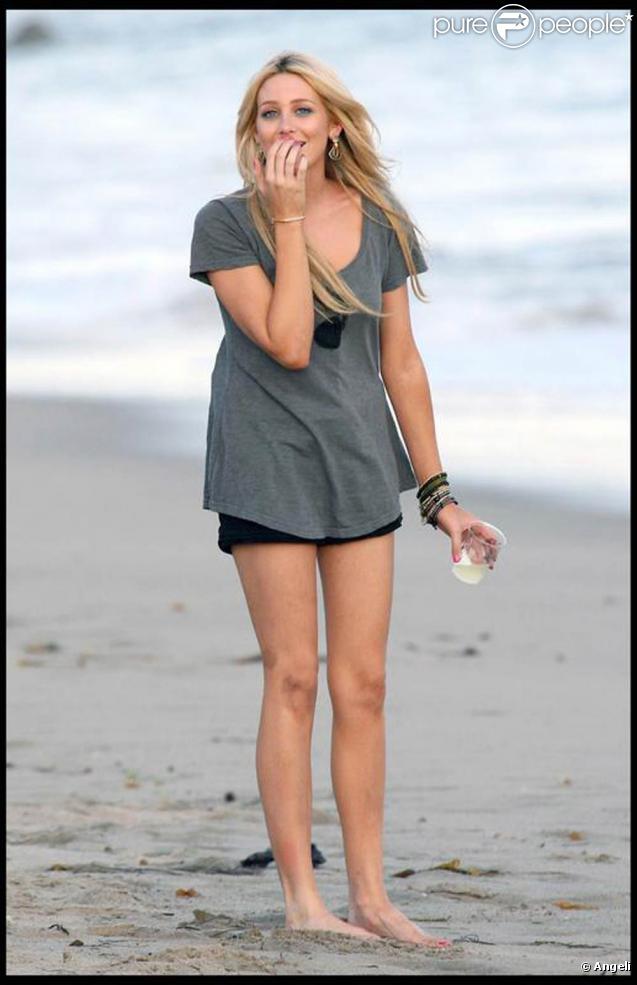Stephanie Pratt, la belle héroïne de l'émission  The hills  en plein farniente sur la plage. 