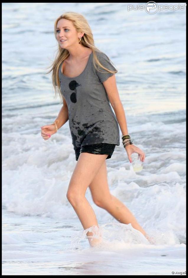 Stephanie Pratt, la belle héroïne de l'émission  The hills  en plein farniente sur la plage. 
