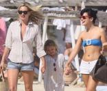 Kate Moss et sa fille Lila Grace se promènent sur la plage de Saint-Tropez en compagnie de Lilly Allen