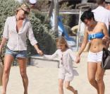 Kate Moss et sa fille Lila Grace se promènent sur la plage de Saint-Tropez en compagnie de Lilly Allen