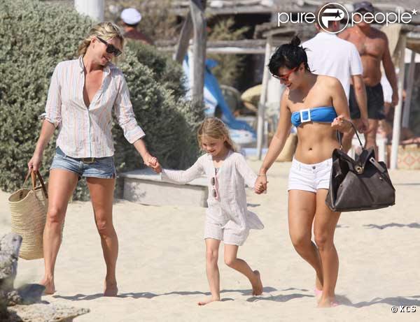 Kate Moss et sa fille Lila Grace se promènent sur la plage de Saint-Tropez en compagnie de Lilly Allen