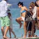 Kate Moss toujours exhibo sur la plage... en compagnie de sa copine Lily Allen !