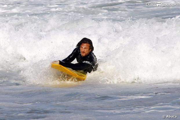 Sean Penn s'éclatant sur sa planche de surf le 26 juillet 2009 sur la plage de Zuma à Los Angeles