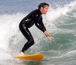 Sean Penn s'éclatant sur sa planche de surf le 26 juillet 2009 sur la plage de Zuma à Los Angeles