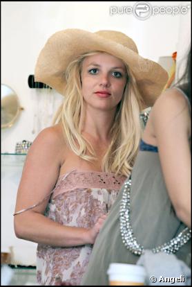 Britney Spears faisant du shopping sur le Robertson boulevard à Los Angeles le 11 août 2009
