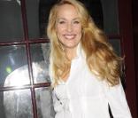 Jerry Hall à la sortie du théâtre (Londres, 11 août 2009)