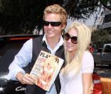 Heidi Montag et Spencer Pratt à Los Angeles le 13 août 2009, en train de manger des glaces et de montrer la couverture de Playboy