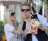 Heidi Montag et Spencer Pratt à Los Angeles le 13 août 2009, en train de manger des glaces et de montrer la couverture de Playboy